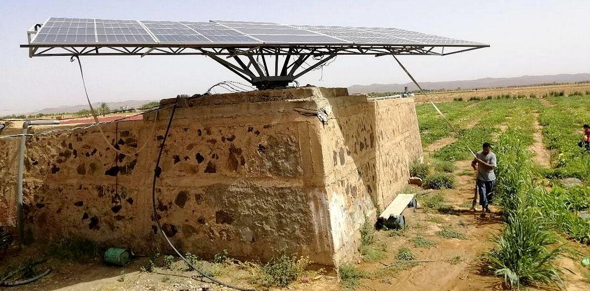 Panneau solaire pour l’irrigation à Tinghire, Maroc. L’agriculteur fait tourner le panneau (en suivant le soleil) pour augmenter la durée de fonctionnement dans la journée. © F. Hamamouche, Cirad